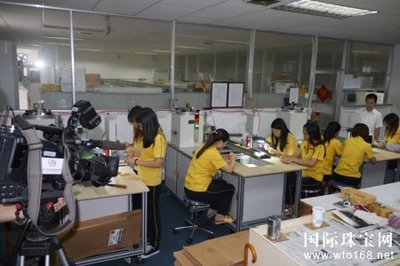 【今日新聞】新時代 &ldquo;星&rdquo;發展 --深圳衛視采訪星光達,聚焦傳統文化產業發展_國際珠寶網-全球最大的珠寶門戶網站。提供及時的行業動態、黃金價格和珠寶加盟等資訊。